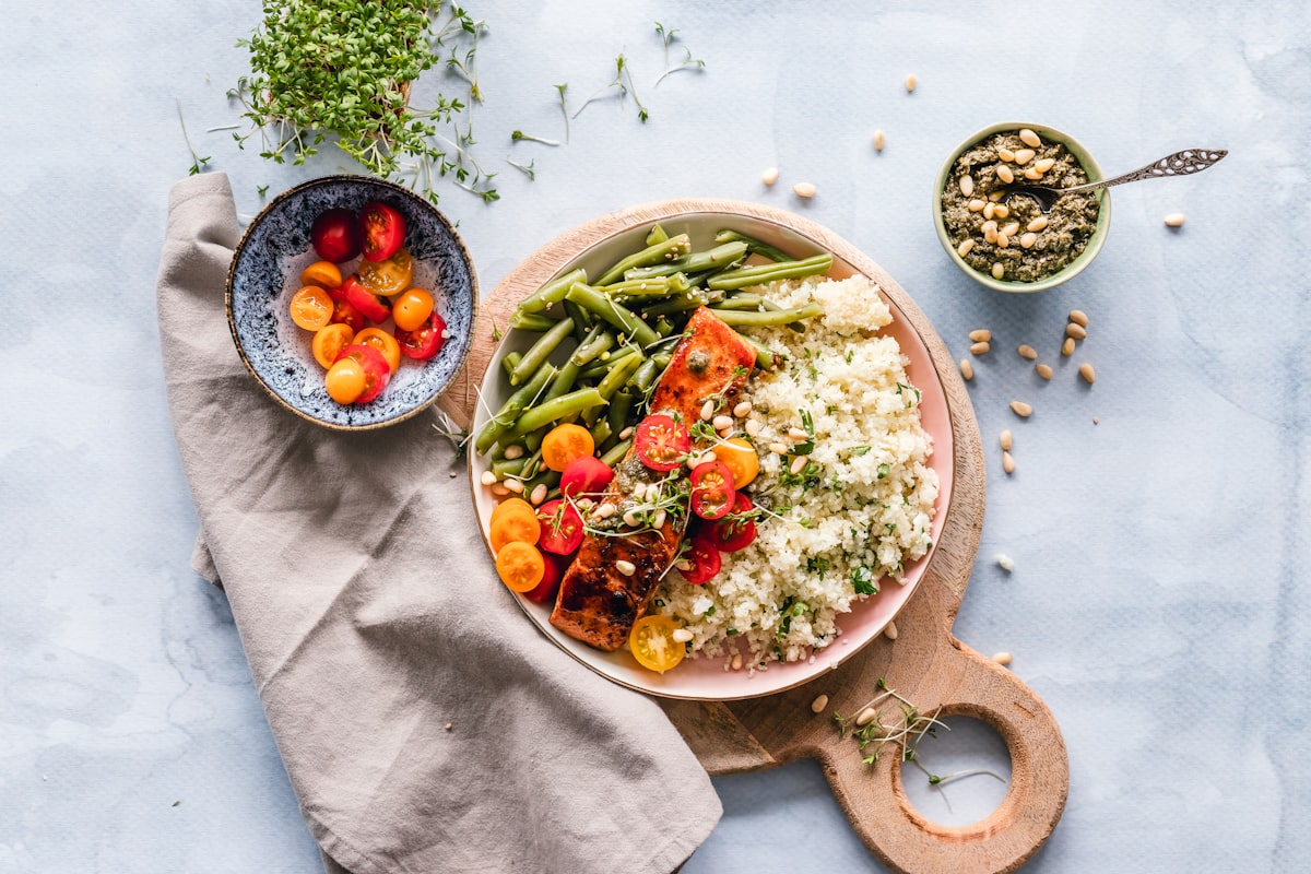 Mediterranean salad with whole grains and lean protein